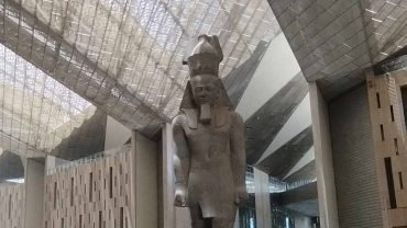Estatua del Rey Ramsés II dentro del Gran Museo Egipcio.