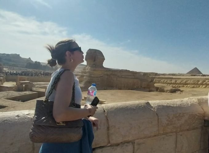 Jeune femme admirant le Grand Sphinx de Gizeh dans le cadre du Forfait au Caire Louxor Assouan et Désert blanc