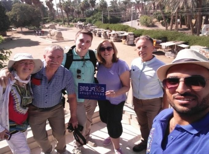 Un groupe de touristes avec leur guide pose joyeusement sur une terrasse surplombant le site de Memphis en Visite les pyramides depuis le port de Sokhna