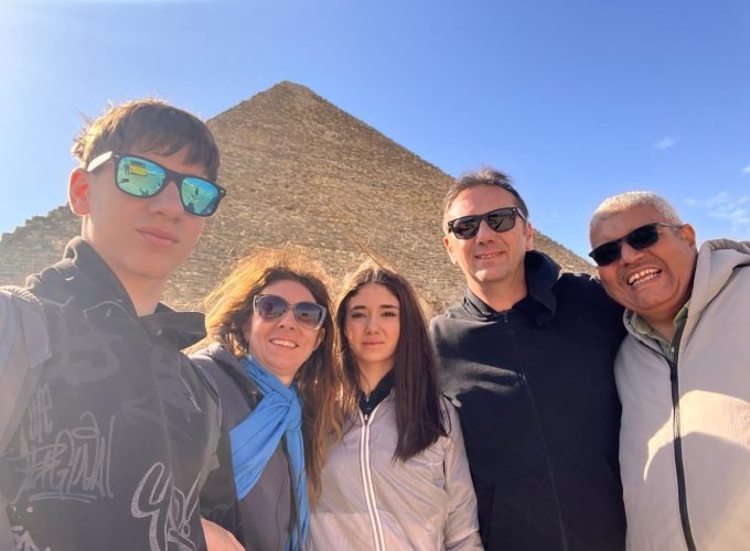 Vue panoramique de la Mosquée du Sultan Hassan et de la Mosquée Al-Rifa'i avec leurs minarets sculptés dominant le paysage urbain du Caire en Voyage en Egypte.