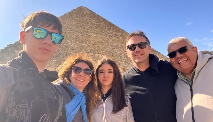 Vue panoramique de la Mosquée du Sultan Hassan et de la Mosquée Al-Rifa'i avec leurs minarets sculptés dominant le paysage urbain du Caire en Voyage en Egypte.