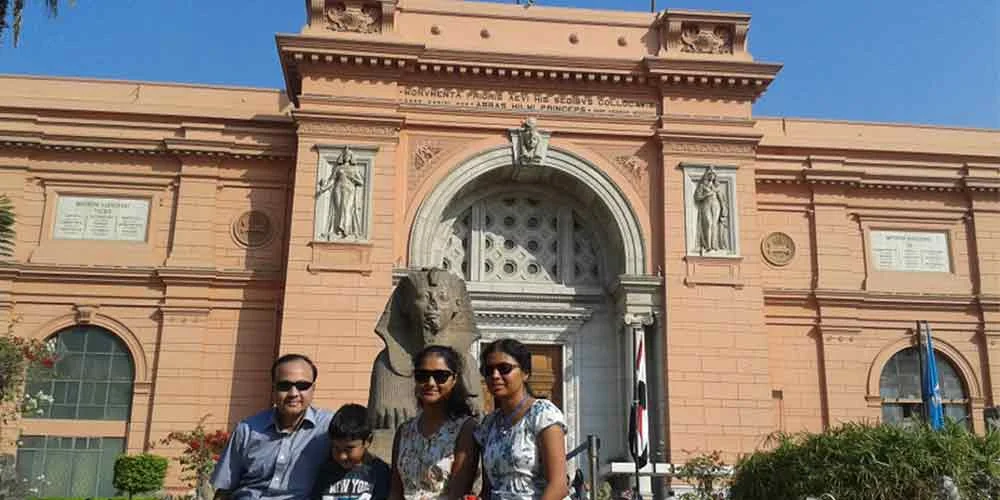 Una familia tomando una foto frente al Museo Egipcio en El Cairo.
