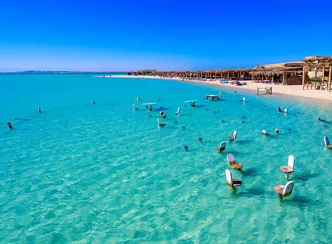 Playa hermosa en Hurghada con arena blanca y aguas cristalinas del Mar Rojo