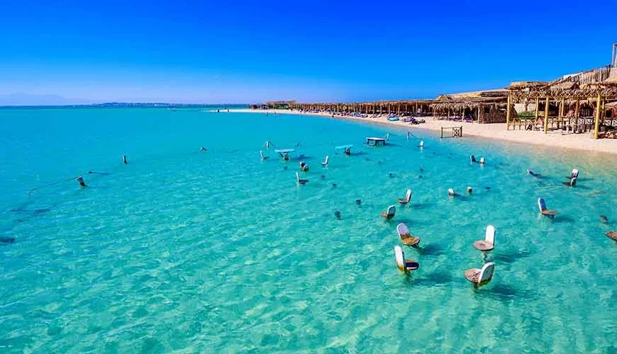 Playa hermosa en Hurghada con arena blanca y aguas cristalinas del Mar Rojo