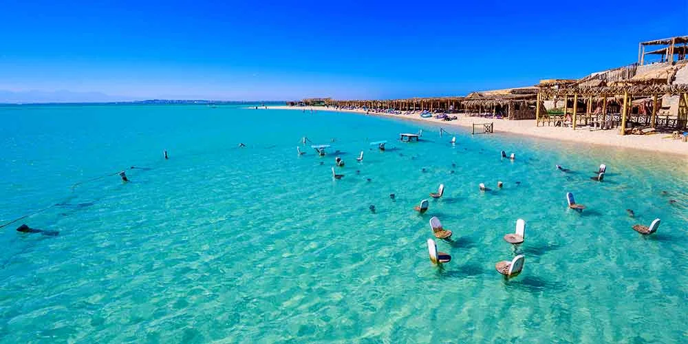 Playa de Hurghada con aguas cristalinas.