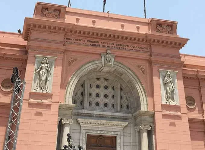 La impresionante fachada del Museo Egipcio en El Cairo, con su arquitectura histórica y detalles clásicos