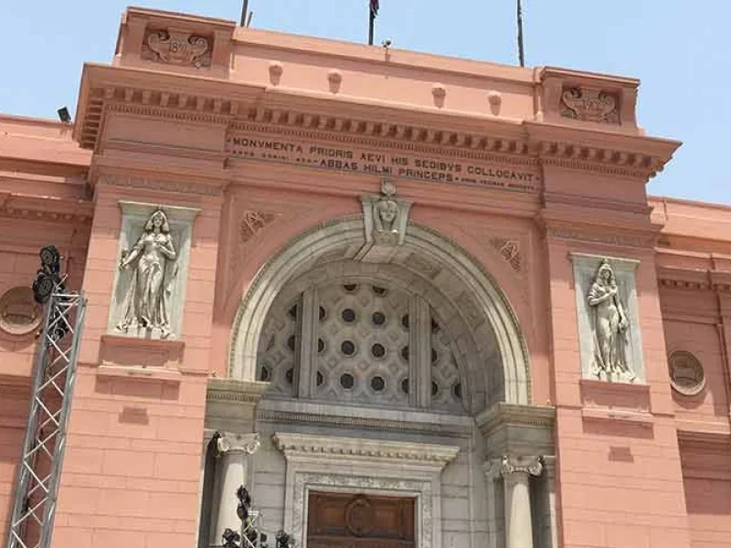 La impresionante fachada del Museo Egipcio en El Cairo, con su arquitectura histórica y detalles clásicos