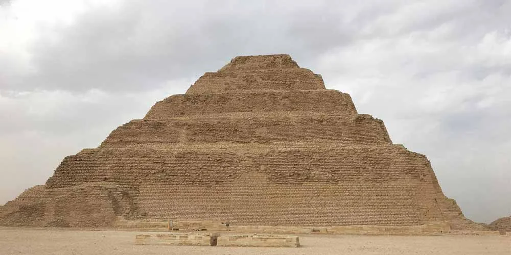 La Pirámide de Djoser, la primera pirámide del mundo, en Saqqara