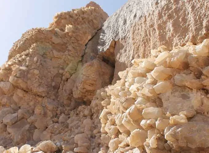 El Monte de Cristal, un paisaje impresionante con formaciones de cristal natural en el Bahariya Oasis
