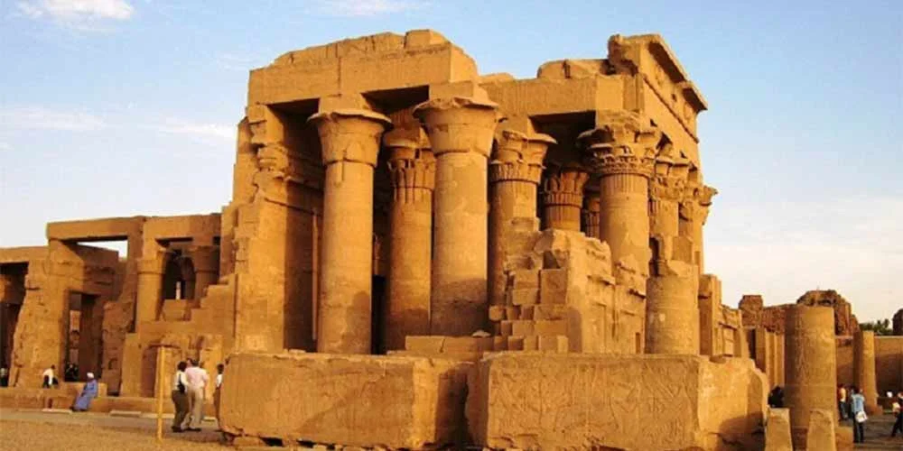Templo de Kom Ombo con su arquitectura simétrica y relieves detallados a orillas del Nilo.