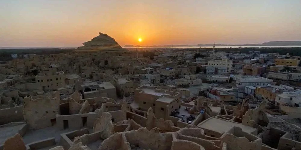 Ruinas del antiguo pueblo de Shali en Siwa, Egipto, con casas de adobe y arquitectura tradicional