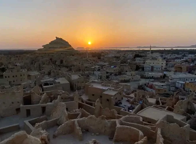 Ruinas del antiguo pueblo de Shali en Siwa, Egipto, con casas de adobe y arquitectura tradicional