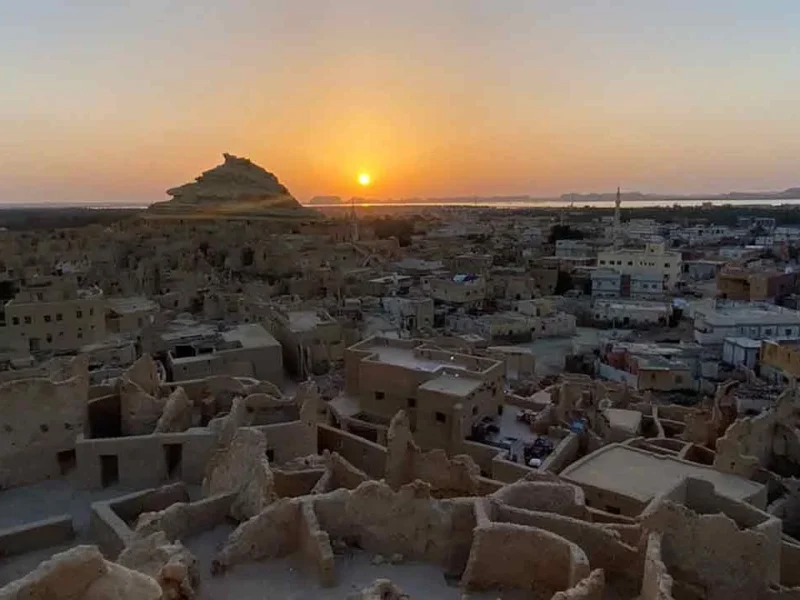 Ruinas del antiguo pueblo de Shali en Siwa, Egipto, con casas de adobe y arquitectura tradicional