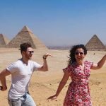 Pirâmides de Gizé com a Grande Pirâmide de Quéops, Quéfren e Miquerinos no deserto.