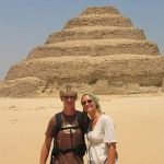 Pirâmide de Djoser em Saqqara, a primeira pirâmide do Egito Antigo, com seus degraus característicos.