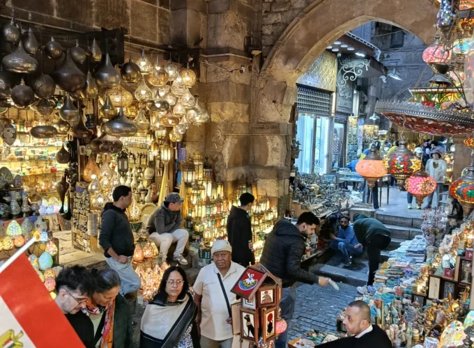 El mercado Khan el-Khalili lleno de turistas entre lámparas iluminadas.