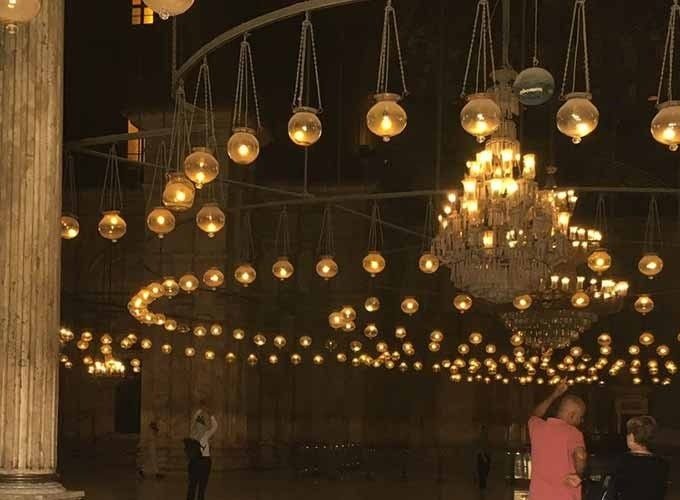 Mesquita de Alabastro de Mohamed Ali, localizada na Cidadela do Cairo, com sua grande cúpula central e minaretes ao fundo.