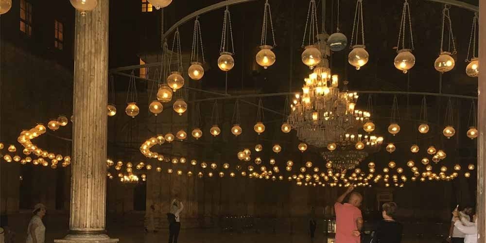Mesquita de Alabastro de Mohamed Ali, localizada na Cidadela do Cairo, com sua grande cúpula central e minaretes ao fundo.