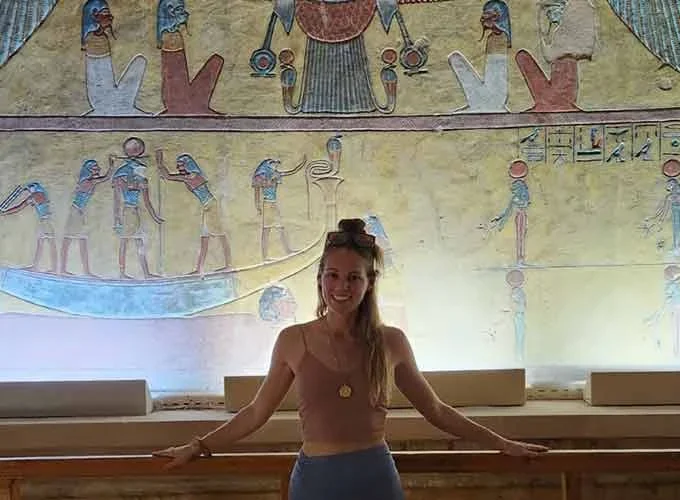 Una joven explorando el interior de una tumba en el Valle de los Reyes