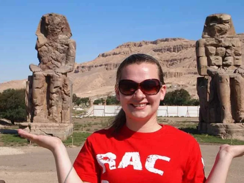 Una chica posando frente a los Colosos de Memnón
