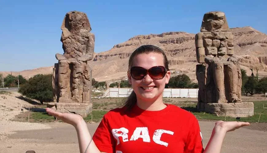 Una chica posando frente a los Colosos de Memnón