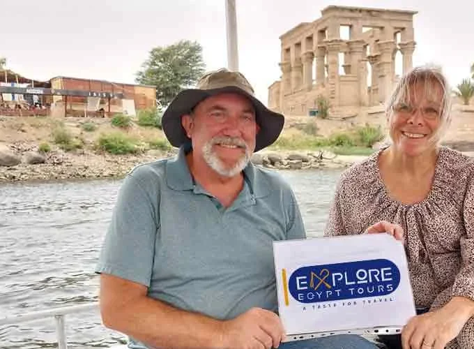 Una pareja disfrutando del Templo de Filae junto al río Nilo