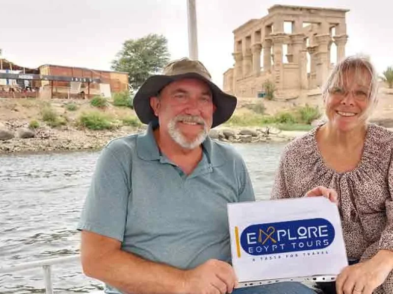 Una pareja disfrutando del Templo de Filae junto al río Nilo