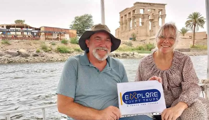 Una pareja disfrutando del Templo de Filae junto al río Nilo