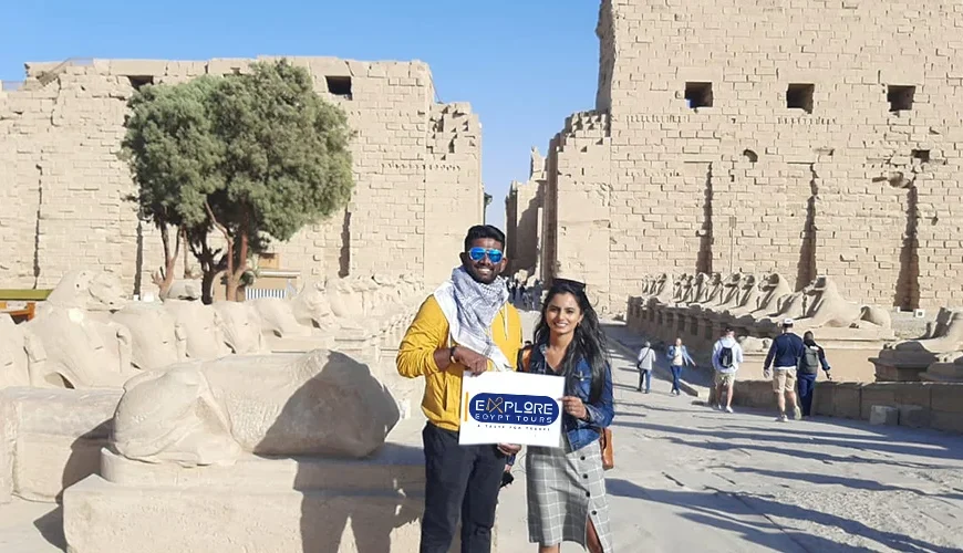 Turista con su guía frente al Templo de Luxor