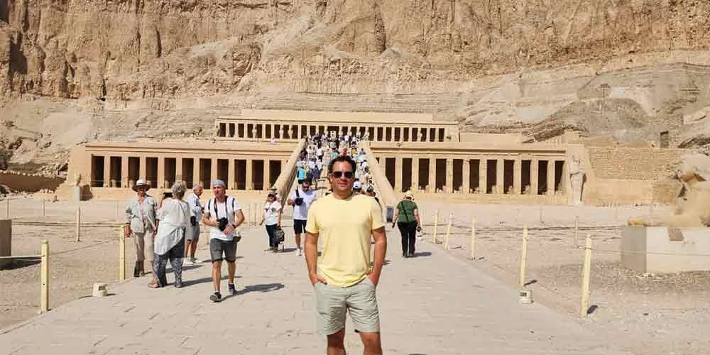 Un joven posando frente al Templo de Kom Ombo