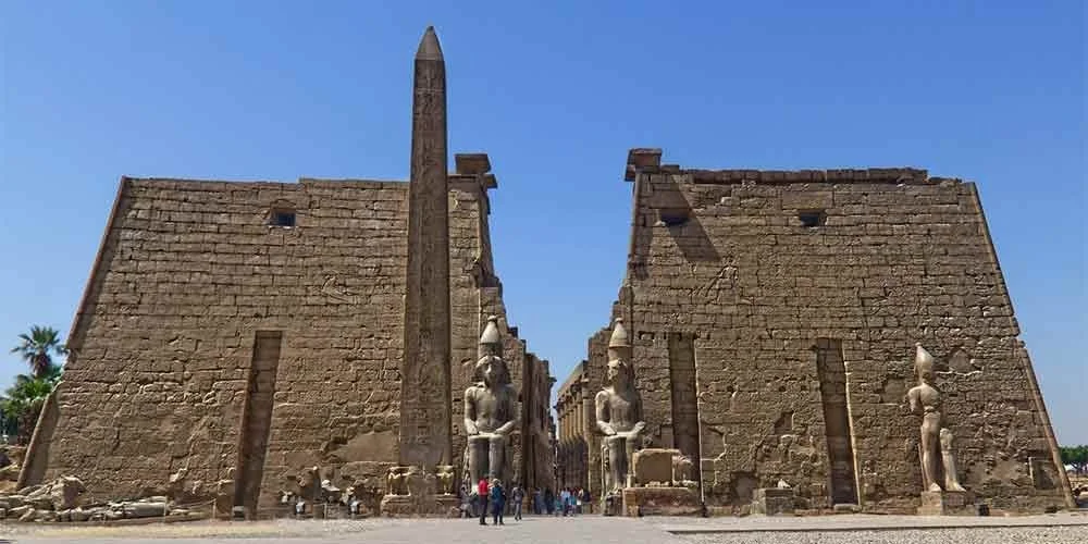El Templo de Luxor con sus imponentes columnas y entradas monumentales.