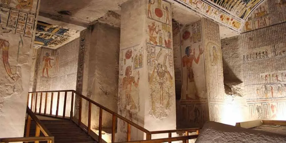 Grabados y pinturas coloridas en las paredes y columnas del Valle de los Reyes