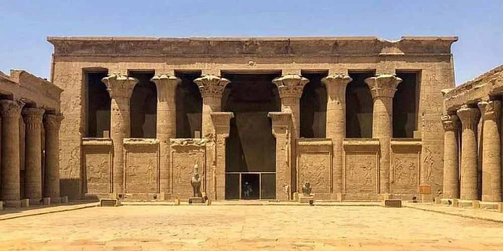 El Templo de Esna con sus columnas decoradas y relieves detallados.