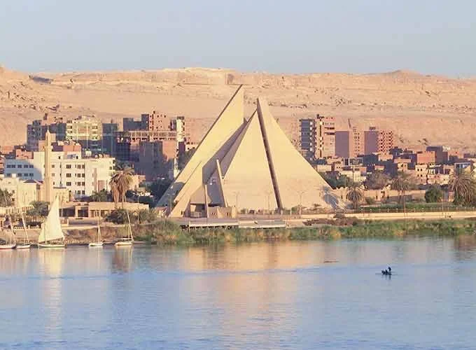 Vista panorámica de la ciudad de El Minya, con el río Nilo y edificios urbanos.