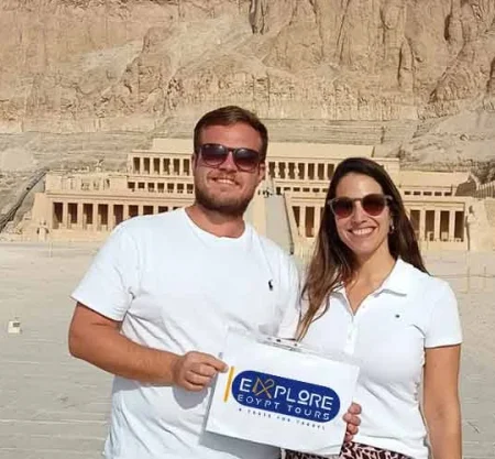 Pareja posando frente al Templo de Hatshepsut