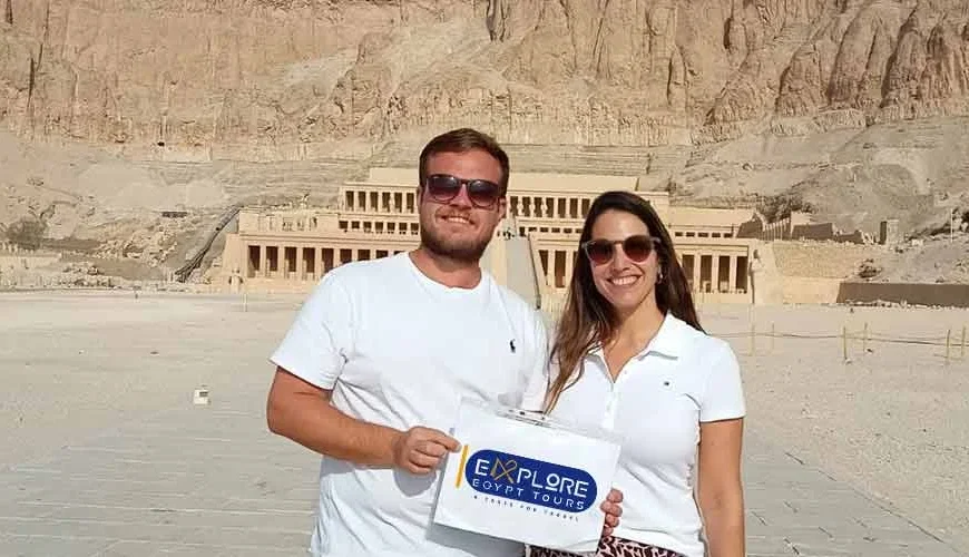 Pareja posando frente al Templo de Hatshepsut