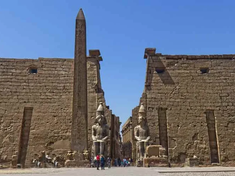 Vista del Templo de Luxor con sus enormes columnas y relieves