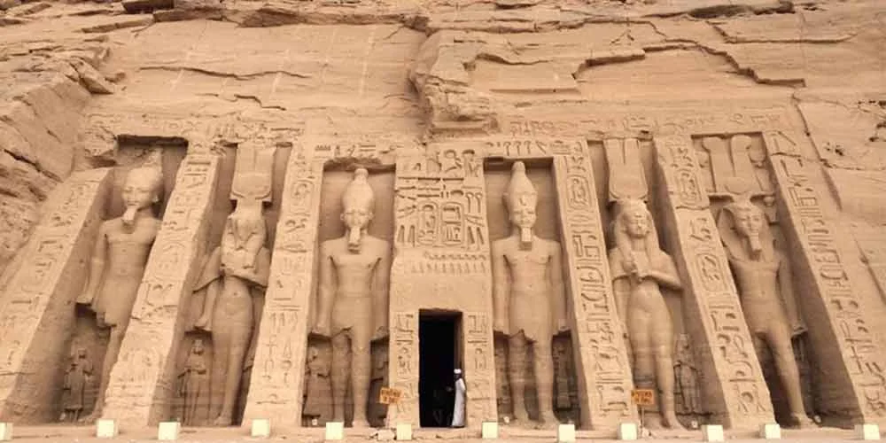 Los templos de Abu Simbel, situados en Nubia junto al Lago Nasser, fueron construidos por el faraón Ramsés II para honrar a los dioses y su propia grandeza. Tallados directamente en la roca, destacan por sus enormes estatuas y relieves que representan escenas históricas y ceremoniales. Abu Simbel es un testimonio espectacular de la arquitectura y el arte del antiguo Egipto.