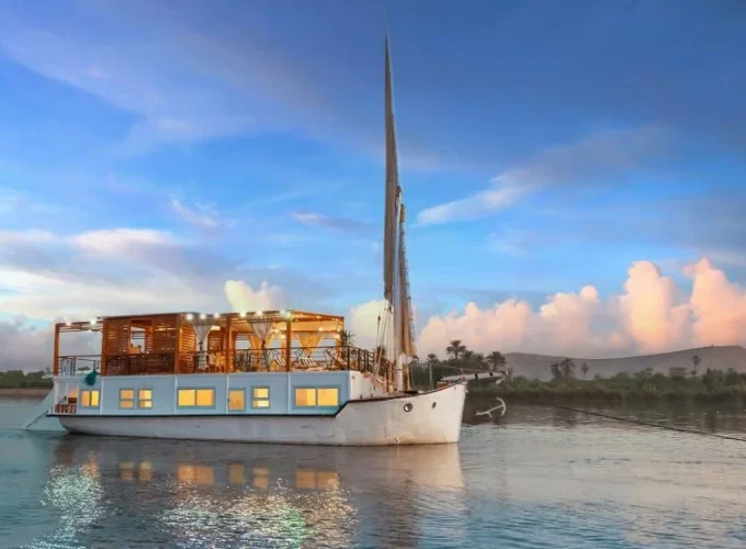 Dahabiya elegante navegando por el río Nilo.