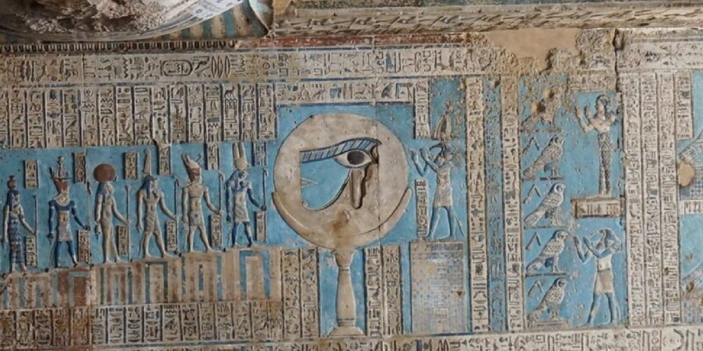 Templo de Dendera dedicado à deusa Hathor, com colunas ricamente decoradas e relevos bem preservados.