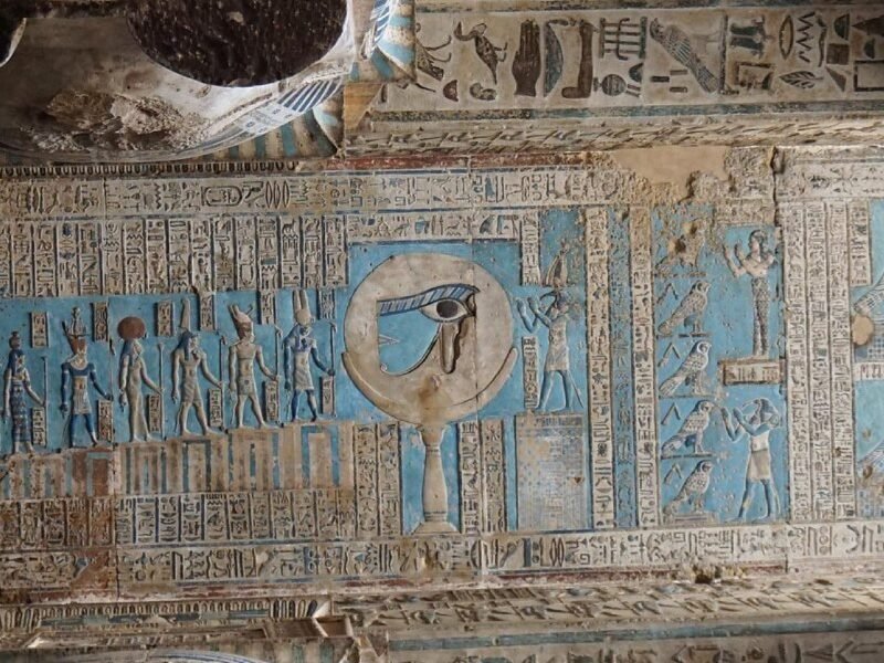 Templo de Dendera dedicado à deusa Hathor, com colunas ricamente decoradas e relevos bem preservados.