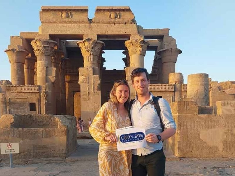 Templo de Kom Ombo às margens do rio Nilo, com colunas e relevos bem preservados.