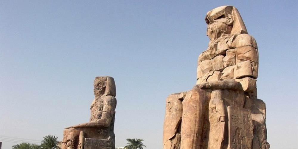 Colossos de Memnon em Luxor, duas estátuas gigantes de pedra representando o faraó Amenófis III.