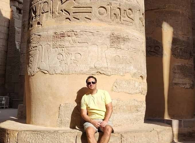 Complexo do Templo de Karnak com colunas gigantes e hieróglifos impressionantes em Luxor.