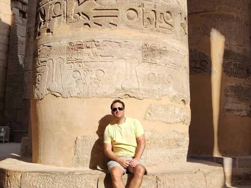 Complexo do Templo de Karnak com colunas gigantes e hieróglifos impressionantes em Luxor.