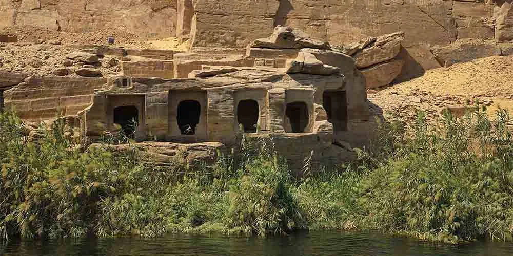 Gebel el-Silsila en Egipto, cantera del Antiguo Egipto con inscripciones y relieves en piedra.