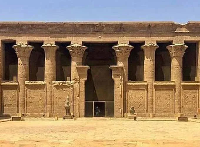 Templo de Esna en Egipto, con columnas decoradas con relieves y jeroglíficos.