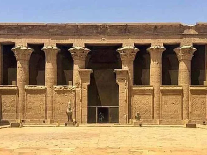 Templo de Esna en Egipto, con columnas decoradas con relieves y jeroglíficos.