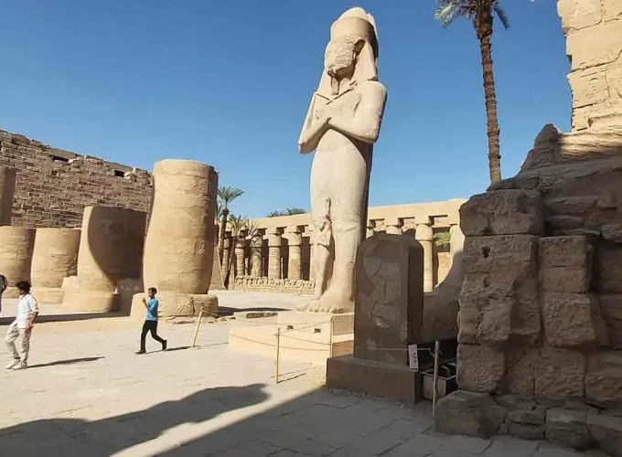 Templo de Karnak en Egipto, con grandes columnas de piedra y jeroglíficos del Antiguo Egipto.