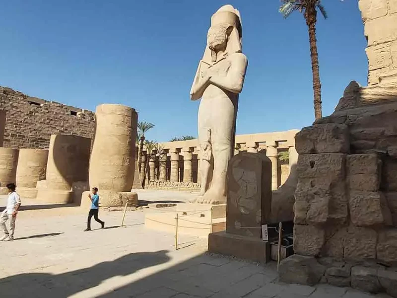 Templo de Karnak en Egipto, con grandes columnas de piedra y jeroglíficos del Antiguo Egipto.